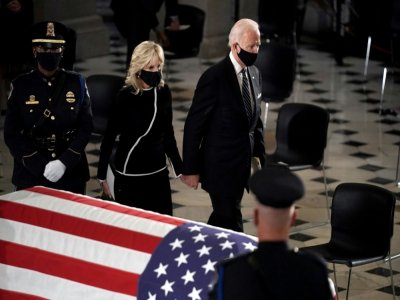 Le candidat démocrate à la Maison Blanche Joe Biden et son épouse Jill Biden, devant le cercueil de la juge de la Cour suprême Ruth Bader Ginsburg, le 25 septembre 2020 au Congrès américain - Greg Nash [POOL/AFP]