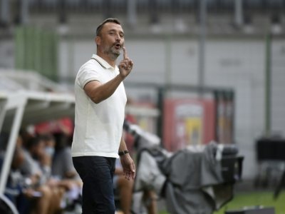 L'entraîneur du RC Lens Franck Haise replace ses joueurs lors de la réception de Bordeaux, le 19 septembre 2020 à Bollaert - FRANCOIS LO PRESTI [AFP/Archives]