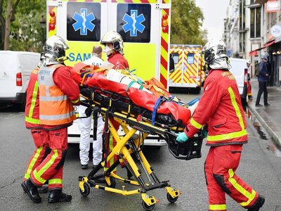 Evacuation d'un des blessés de l'attaque au hachoir, le 25 septembre 2020 à Paris - Alain JOCARD [AFP]