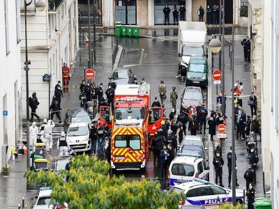 Des policiers et légistes sur les lieux d'une attaque à l'arme blanche près des anciens locaux de Charlie Hebdo, le 25 septembre 2020 à Paris - Alain JOCARD [AFP]