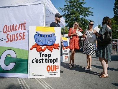 Des militants de l'Union démocratique du centre font campagne avant le sur la libre circulation avec l'UE, le 13 septembre 2020 à Genève - Fabrice COFFRINI [AFP/Archives]