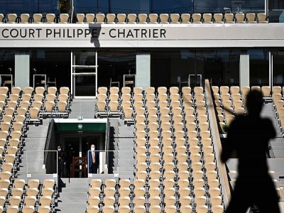Un joueur pratique des échauffements sur le court Philippe Chatrier le 26 septembre 2020 - Anne-Christine POUJOULAT [AFP]