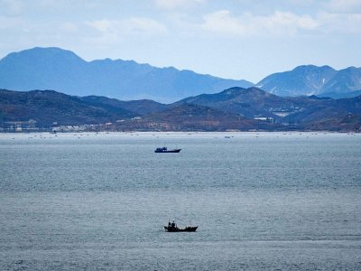 Des bateaux de pêche non identifiés devant les côtes de la Corée du Nord vus depuis l'île sud-coréenne de Yeonpyeong, le 24 avril 2018 - Ed JONES [AFP/Archives]