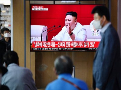 Des Sud-Coréens regardent des images du leader nord-coréen Kim Jong Un sur un écran de télévision dans une gare de Séoul, le 25 septembre 2020 - Jung Yeon-je [AFP]
