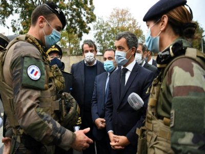 Le ministre de l'Intérieur Gérald Darmanin parle avec des soldats lors de la visite d'une synagogue à Boulogne-Billancourt, le 27 septembre 2020, près de Paris - Bertrand GUAY [POOL/AFP]