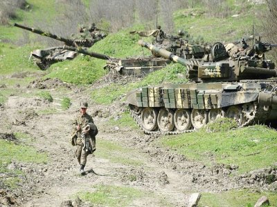 Des chars de l'armée de défense du Nagorny Karabakh près du village de Mataghis, au nord de Stepanakert, en avril 2016 - KAREN MINASYAN [AFP/Archives]