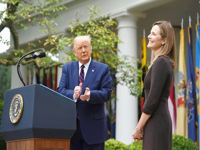 Le président américain Donald Trump nomme la juge conservatrice Amy Coney Barrett à la Cour suprême depuis les jardins de la Maison Blanche le 26 septembre 2020 - Olivier DOULIERY [AFP]