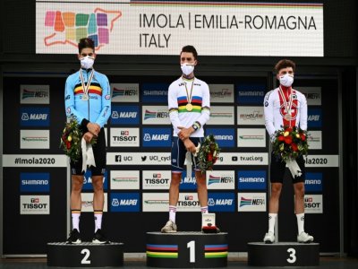 Le podium de la course élite des Mondiaux de cyclisme à Imola: (de gauche à droite) Wout van Aert, le champion Julian Alaphilippe et Marc Hirschi, le 27 septembre 2020 - Marco BERTORELLO [AFP]