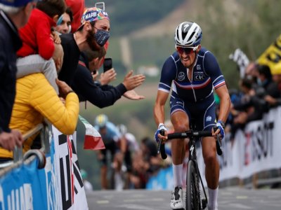 Julian Alaphilippe lancé vers sa victoire dans l'épreuve élite des Mondiaux de cyclisme sur route, à Imola, le 27 septembre 2020 - Luca Bettini [POOL/AFP]