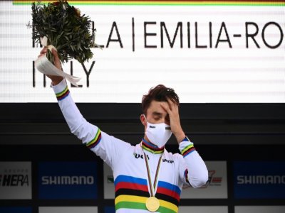 Grosse émotion pour Julian Alaphilippe champion du monde de cyclisme sur route, à Imola, le 27 septembre 2020 - Marco BERTORELLO [AFP]