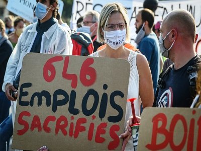 Des employés du groupe Boiron protestent contre les suppressions de postes annoncées dans l'entreprise, le 16 septembre 2020 à Messimy, près de Lyon - JEAN-PHILIPPE KSIAZEK [AFP/Archives]