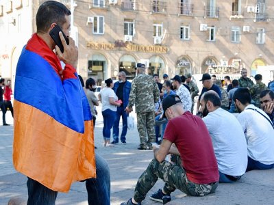 Des Arméniens, volontaires pour partir au front, rassemblés à Erevan, le 27 septembre 2020 - Karen MINASYAN [AFP]