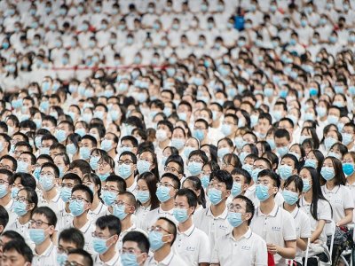 Des étudiants de première année portant des masques contre le coronavirus lors d'une cérémonie à l'université de Wuhan le 26 septembre 2020 - STR [AFP]