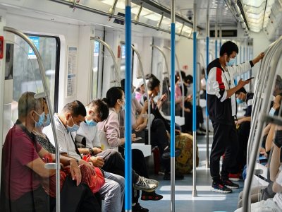Des passagers du métro de Wuhan le 28 septembre 2020 - Hector RETAMAL [AFP]