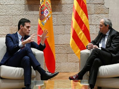 Le chef du gouvernement espagnol Pedro Sanchez (g) et le président régional catalan Quim Torra, le 6 février 2020 à Barcelone - LLUIS GENE [AFP]