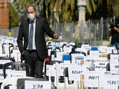 Le président régional catalan Quim Torra visite une installation de chaises représentant chacune un militant séparatiste poursuivi par la justice espagnole, le 11 septembre 2020 à Barcelone - Josep LAGO [AFP]