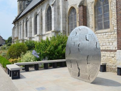 Une stèle, en hommage au père Hamel, a été installée à côté de l'église en 2017, un an après son assassinat à Saint-Etinne-du-Rouvray.