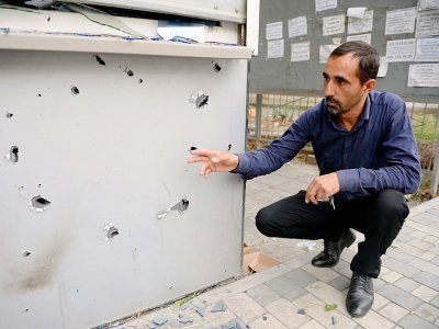 Un kiosque endommagé par des éclats d'obus à Tatar, en Azerbaïdjan, le 28 septembre 2020 - Tofik BABAYEV [AFP]