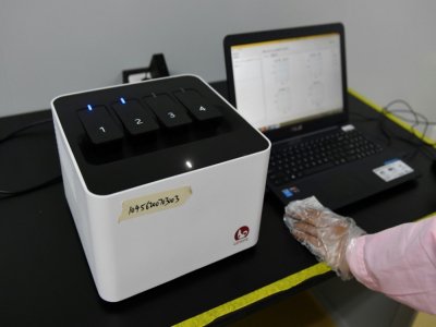 Le Flash 20 (g), une machine conçue par l'entreprise chinoise de biotechnologie Coyote, qui réalise des dépistages rapides du nouveau coronavirus, le 27 septembre 2020 à Pékin - GREG BAKER [AFP]