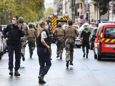 Des soldats arrivent sur les lieux après que plusieurs personnes ont été blessées près des anciens bureaux du magazine satirique Charlie Hebdo.