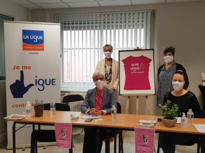 L'équipe de l'association La Ligue contre le cancer du Calvados se prépare aux festivités du mois d'Octobre rose.