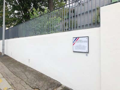 La plaque a été dévoilée dès mardi 29 septembre à Rouen. Une inauguration était prévue le lendemain mais a été reportée en raison du contexte sanitaire.