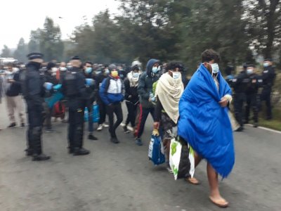 La police évacue des centaines de migrants d'un campement à Calais le 29 septembre 2020 - Bernard BARRON [AFP]