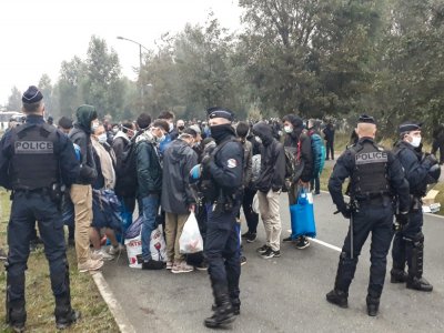 La police évacue des centaines de migrants d'un campement à Calais le 29 septembre 2020 - Bernard BARRON [AFP]