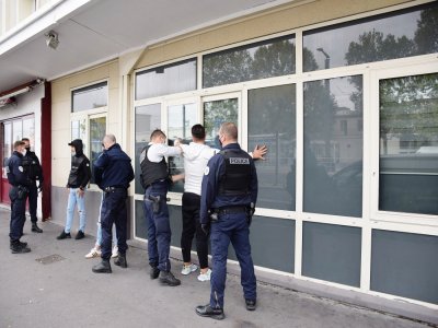 Trois personnes ont été interpellées mardi 29 septembre, dans le cadre d'une opération anti-stupéfiants à Caen. - Twitter police nationale 14