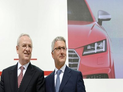L'ancien patron du groupe Volkswagen Martin Winterkorn (à gauche) et le PDG d'Audi Rupert Stadler, le 22 mai 2014 à Ingolstadt, dans le sud de l'Allemagne - Christof STACHE [AFP/Archives]