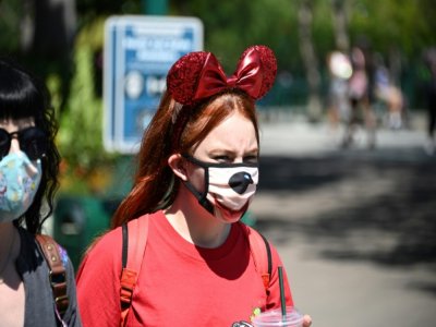 Une femme avec un masque Mickey à Anaheim, en Californie, où est implanté le parc Disneyland, le 9 juillet 2020 - Robyn Beck [AFP/Archives]