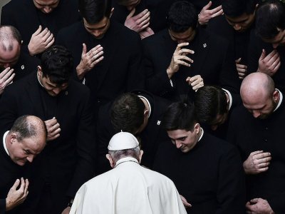 Le pape François entouré de membres du clergé au Vatican le 30 septembre 2020 - Filippo MONTEFORTE [AFP]