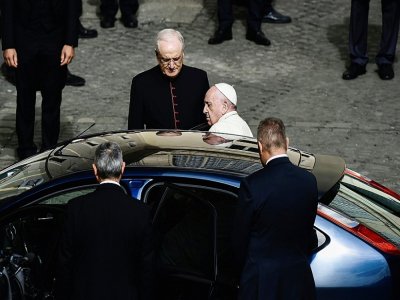 Le pape François entre dans sa voiture après une audience au Vatican le 30 septembre 2020 - Filippo MONTEFORTE [AFP]