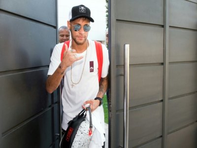 L'attaquant brésilien Neymar avec son père Neymar da Silva Santos Sr quittent leur domicile pour l'aéroport, à Barcelone, le 4 août 2017 - LOLA BOU [AFP/Archives]