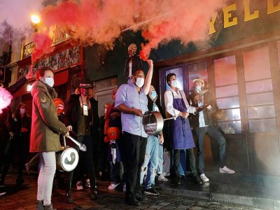Des restaurateurs et propriétaires de bars protestent le 29 octobre à Paris contre les nouvelles restrictions qui leur sont imposées. - GEOFFROY VAN DER HASSELT [AFP]