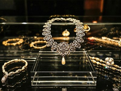 Des bijoux à l'exposition "Gabrielle Chanel. Manifeste de mode" au palais Galliera à Paris, le 25 septembre 2020 - STEPHANE DE SAKUTIN [AFP]