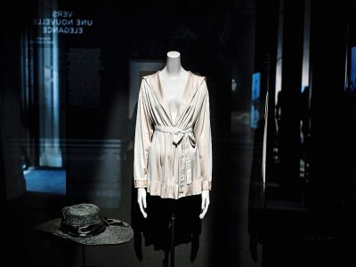 La marinière créée par Chanel en 1916 à l'exposition "Gabrielle Chanel. Manifeste de mode" au palais Galliera le 25 septembre 2020 - STEPHANE DE SAKUTIN [AFP]