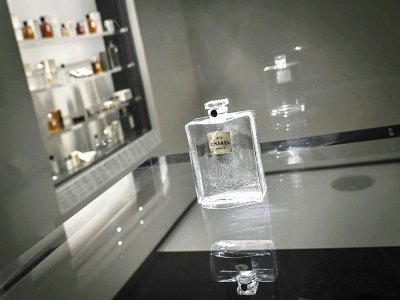 Le N°5, le parfum le plus vendu au monde, à l'exposition "Gabrielle Chanel. Manifeste de mode" au palais Galliera, le 25 septembre 2020 - STEPHANE DE SAKUTIN [AFP]
