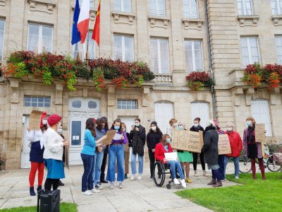 Un rassemblement était organisé mercredi 30 septembre devant l'hôtel de ville d'Alençon, par le "Collectif des droits des femmes".