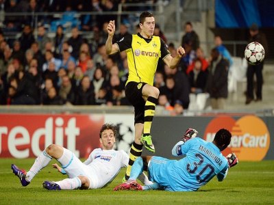 Duel entre Robert Lewandowski, alors sous les couleurs de Dortmund, et Steve Mandanda lors du dernier match de Marseille en Ligue des champions le 11 décembre 2013 au stade Vélodrome - ANNE-CHRISTINE POUJOULAT [AFP/Archives]