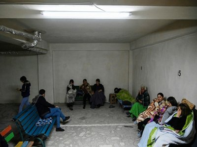 Des habitants réfugiés dans un abri improvisé dans un garage à Stepanakert, le 1er octobre 2020 - - [AFP]