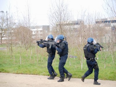 Le Peloton de surveillance et d'intervention de la gendarmerie (PSIG) de Cherbourg-en-Cotentin est actuellement en formation, afin d'obtenir la qualification Sabre, complémentaire aux fonctions initiales, qui permet d'agir vite pour neutraliser une m
