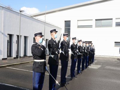 Une cérémonie militaire a été organisée à la gendarmerie de Cherbourg-en-Cotentin, à l'occasion de la prise de fonction du capitaine Warren Goupil. 
