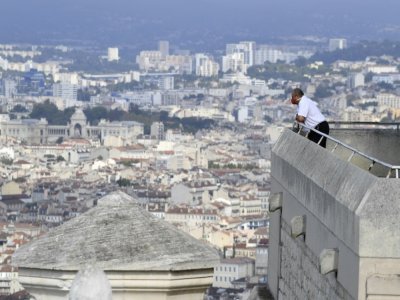 Sur la terrasse de la basilique Notre Dame de la Garde à Marseille, le 1er octobre 2020 - NICOLAS TUCAT [AFP]