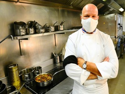 Le chef Philippe Etchebest dans la cuisine de son restaurant "Le Quatrieme Mur" à Bordeaux, le 30 septembre 2020 - MEHDI FEDOUACH [AFP]