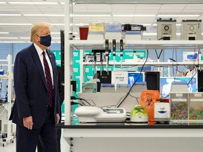 Donald Trump visite un laboratoire à Morrisville, en Caroline du Nord, le 27 juillet 2020 - JIM WATSON [AFP]