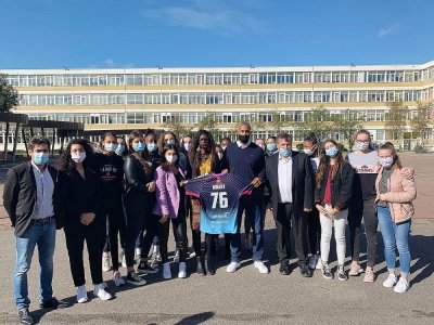 L'Expert Didier Dinart a pris le temps d'échanger avec les élèves du pôle espoir, au lycée Porte Océane, jeudi 1er  octobre. - Hac Handball