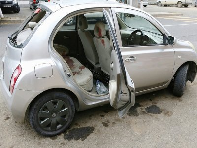 Des taches de sang sont visibles dans la voiture de deux journalistes touchés par des tirs dans la ville de Martuni le 1er octobre 2020 - Hayk Baghdasaryan [PHOTOLURE/AFP]