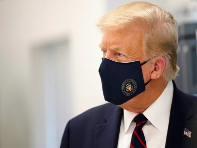 Donald Trump portant un masque le 27 juillet en Caroline du Nord, lors de la visite d'un laboratoire fabriquant des composants pour un futur vaccin - JIM WATSON [AFP/Archives]