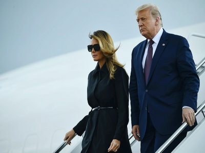 Donald Trump et la Première dame Melania à leur descente de l'avion présidentiel Air Force One, le 11 septembre - Brendan Smialowski [AFP/Archives]